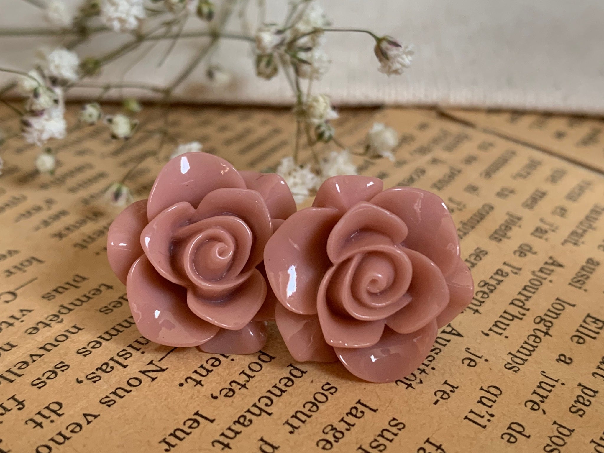 Boucles d’oreilles cabochon fleur rose crème sur tige alliage de métaux argent Comme un ange