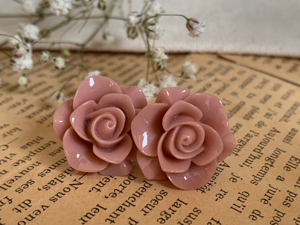 Boucles d’oreilles cabochon fleur rose crème sur tige alliage de métaux argent Comme un ange