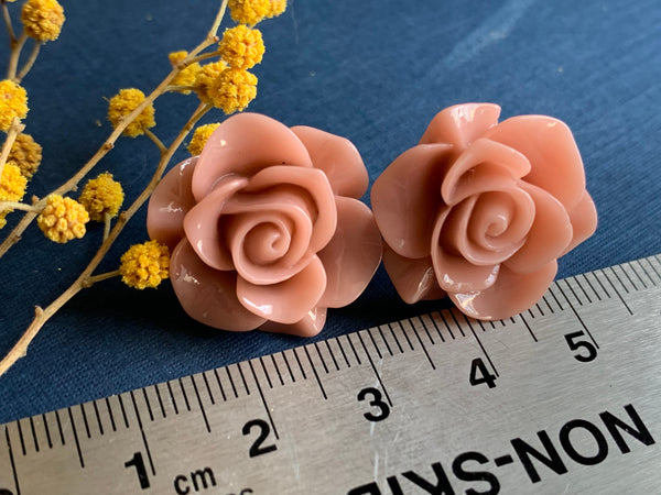 Boucles d’oreilles cabochon fleur rose crème sur tige alliage de métaux argent Comme un ange