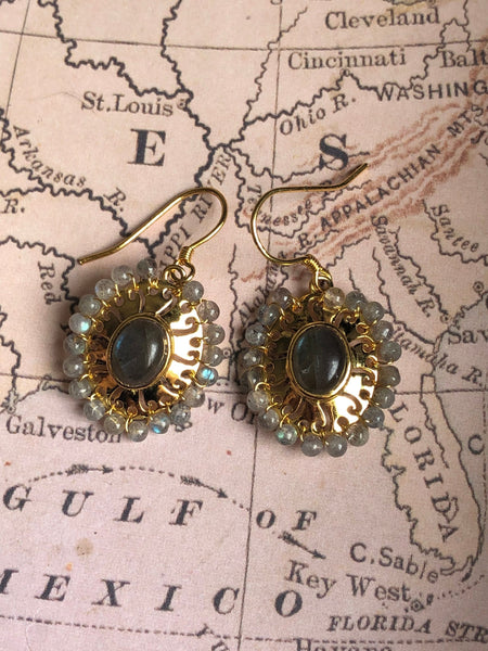Délicate boucles d’oreilles perlées grises style boho vintage Comme un ange