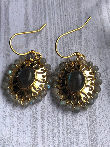 Délicate boucles d’oreilles perlées grises style boho vintage Comme un ange