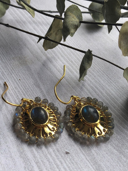 Délicate boucles d’oreilles perlées grises style boho vintage Comme un ange