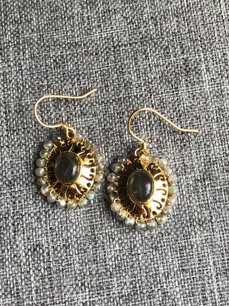 Délicate boucles d’oreilles perlées grises style boho vintage Comme un ange