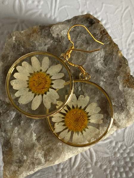 Boucles d’oreilles breloque breloque fleur de marguerite blanche sur crochet alliage de métaux or Comme un ange