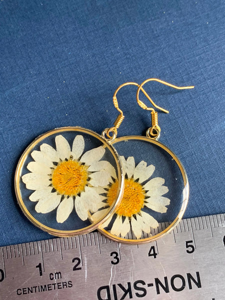 Boucles d’oreilles breloque breloque fleur de marguerite blanche sur crochet alliage de métaux or Comme un ange