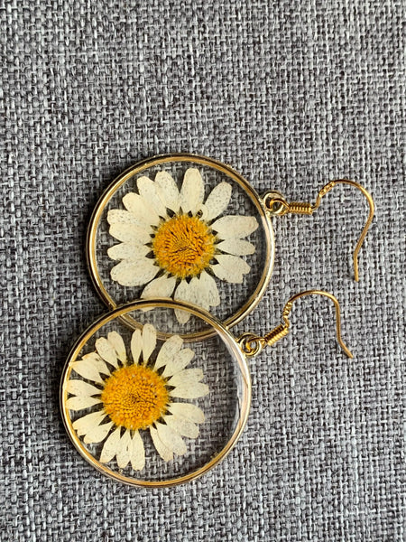 Boucles d’oreilles breloque breloque fleur de marguerite blanche sur crochet alliage de métaux or Comme un ange