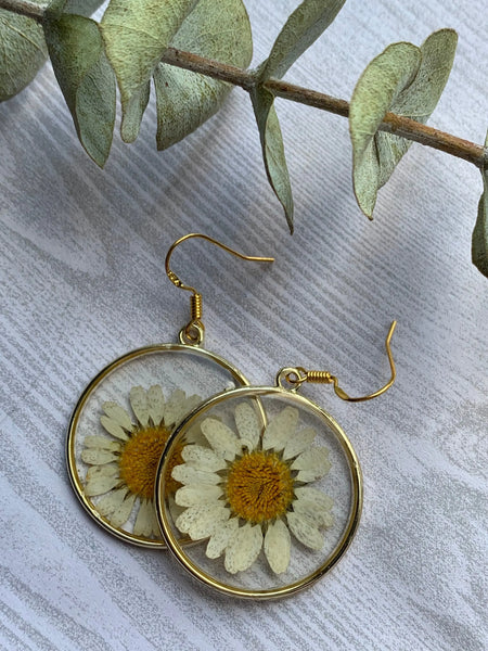 Boucles d’oreilles breloque breloque fleur de marguerite blanche sur crochet alliage de métaux or Comme un ange