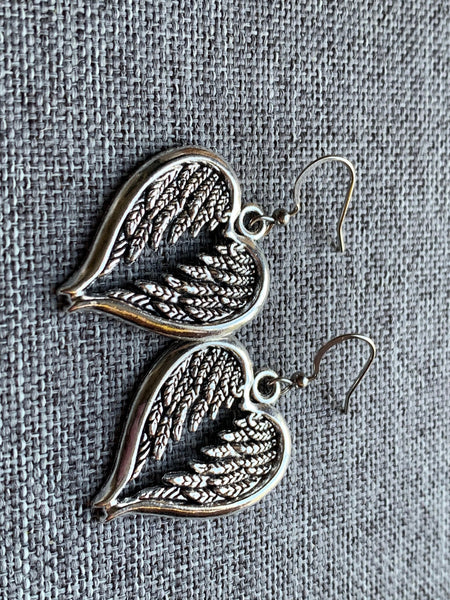 Boucles d’oreilles breloque coeur ailes d’anges sur crochet alliage de métaux argent Comme un ange