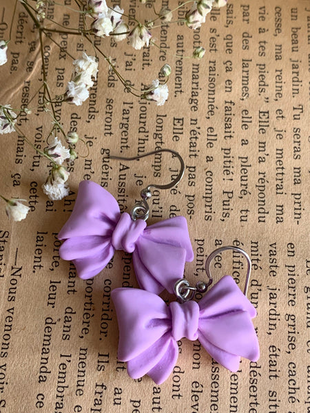 Boucles d’oreilles breloque boucles mauves Comme un ange