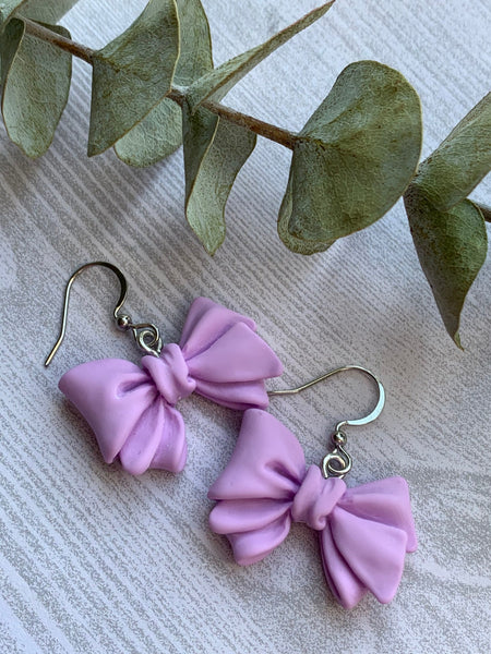 Boucles d’oreilles breloque boucles mauves Comme un ange