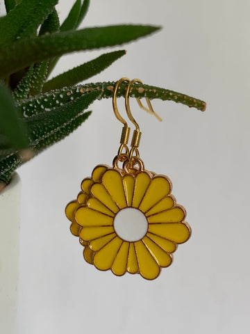Boucles d’oreilles breloque fleur jaune sur crochet alliage de métaux or