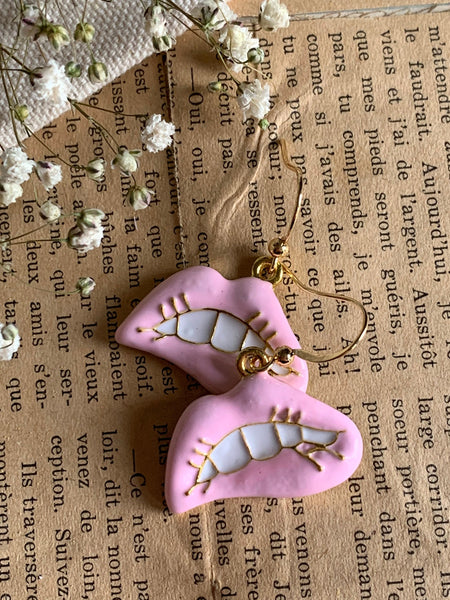 Boucles oreilles lèvre  rose Comme un ange