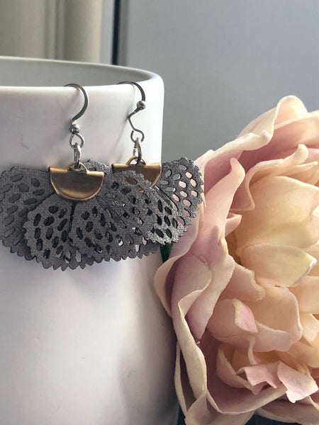 Boucles oreilles grises éventail Comme un ange
