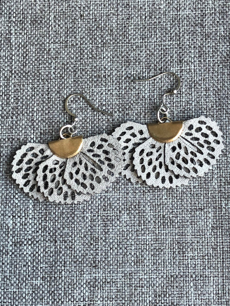 Boucles oreilles grises éventail Comme un ange