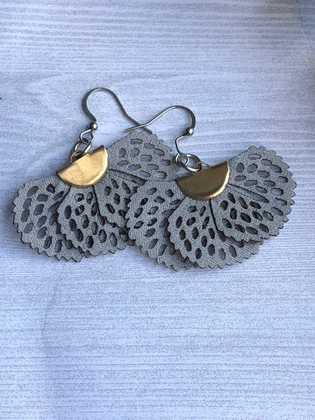 Boucles oreilles grises éventail Comme un ange