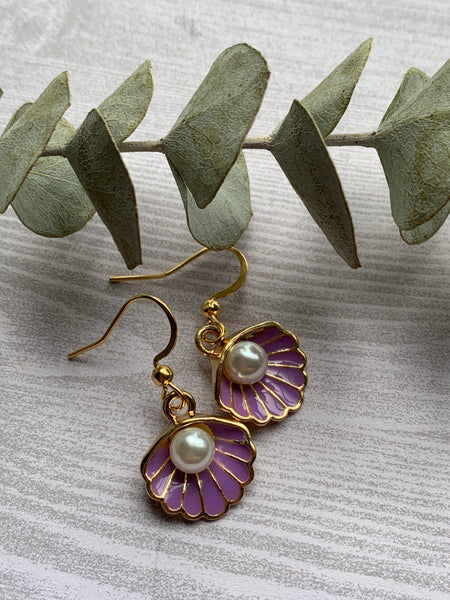 Boucles d’oreilles breloque coquillage mauve et perle blanche sur crochet alliage de métaux or Comme un ange