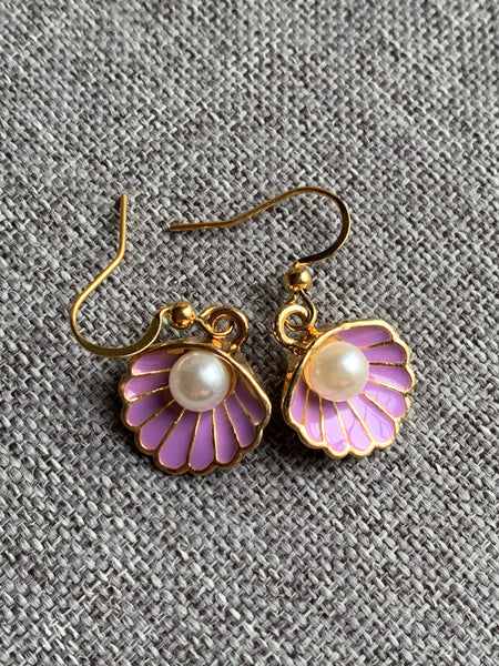 Boucles d’oreilles breloque coquillage mauve et perle blanche sur crochet alliage de métaux or Comme un ange