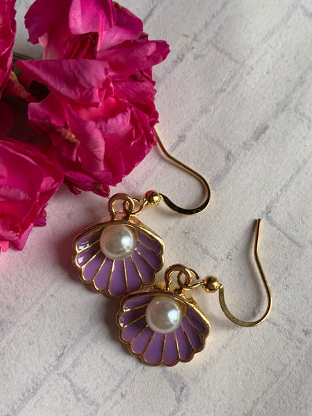Boucles d’oreilles breloque coquillage mauve et perle blanche sur crochet alliage de métaux or Comme un ange