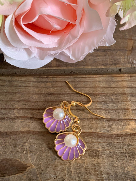 Boucles d’oreilles breloque coquillage mauve et perle blanche sur crochet alliage de métaux or Comme un ange