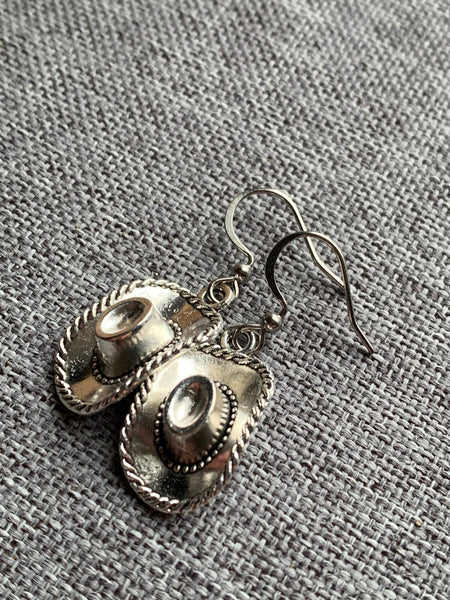 Boucles d’oreilles breloque chapeau de cow-boy western sur crochet alliage de métaux argent Comme un ange