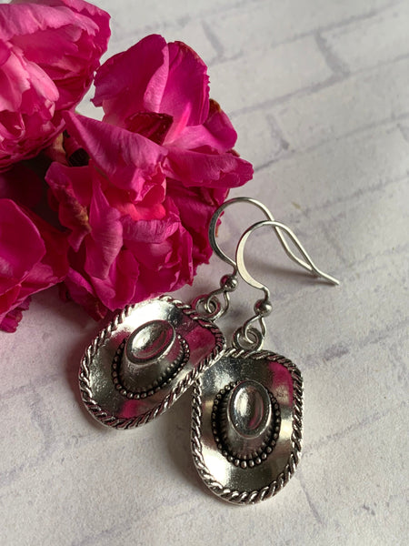 Boucles d’oreilles breloque chapeau de cow-boy western sur crochet alliage de métaux argent Comme un ange