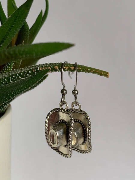 Boucles d’oreilles breloque chapeau de cow-boy western sur crochet alliage de métaux argent Comme un ange