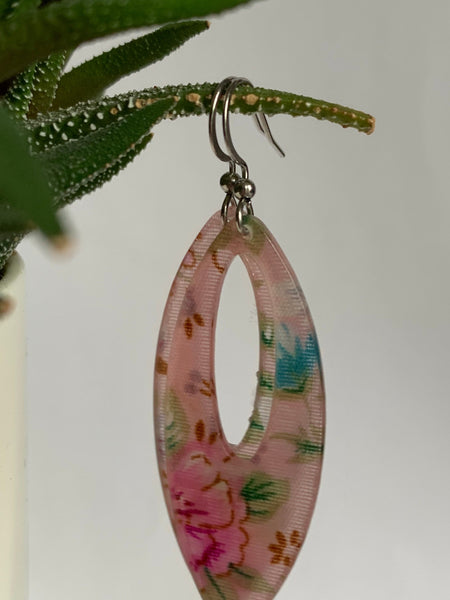 Boucles d’oreilles breloque fleuries roses sur crochet alliage de métaux argent