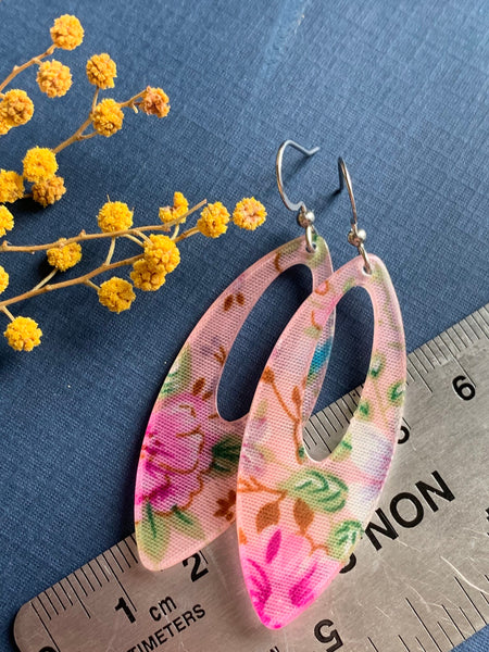 Boucles d’oreilles breloque fleuries roses sur crochet alliage de métaux argent Comme un ange