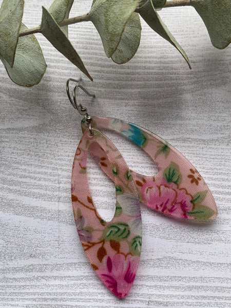 Boucles d’oreilles breloque fleuries roses sur crochet alliage de métaux argent Comme un ange