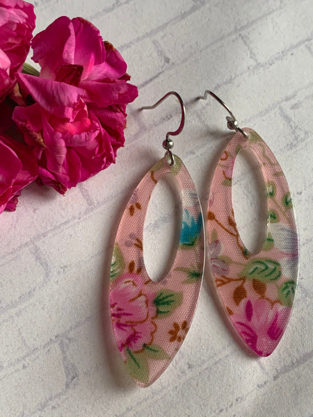 Boucles d’oreilles breloque fleuries roses sur crochet alliage de métaux argent