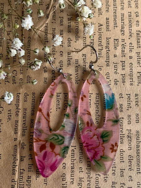 Boucles d’oreilles breloque fleuries roses sur crochet alliage de métaux argent
