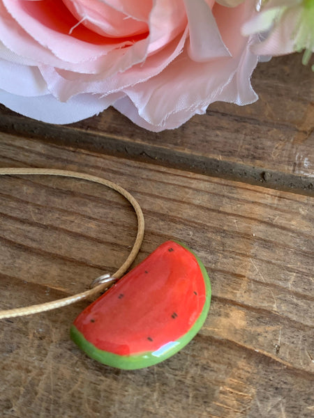 Collier breloque en céramique tranche de melon d’eau rouge et vert sur cidre beige Comme un ange