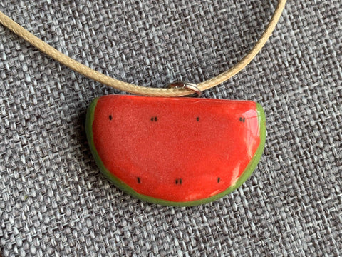 Collier breloque en céramique tranche de melon d’eau rouge et vert sur cidre beige Comme un ange