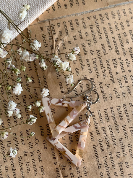 Boucles d’oreilles breloque triangle en résine crème et violet sur crochet alliage de métaux argent Comme un ange