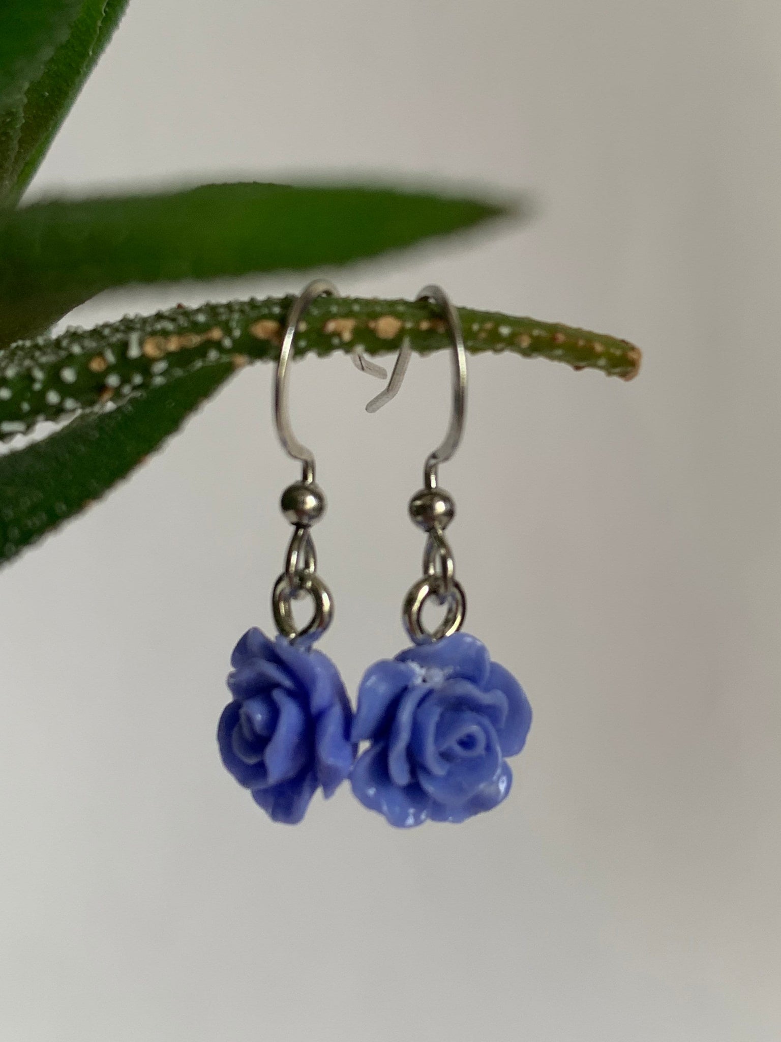 Boucles d’oreilles breloque fleur bleue mauve sur crochet alliage de métaux argent Comme un ange