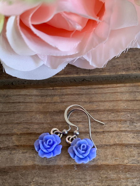 Boucles d’oreilles breloque fleur bleue mauve sur crochet alliage de métaux argent Comme un ange