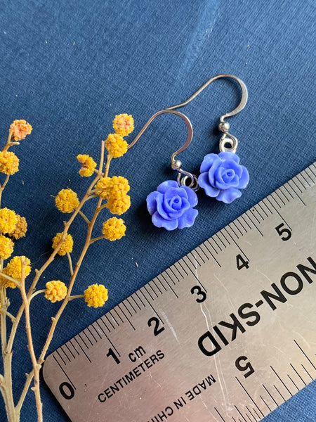 Boucles d’oreilles breloque fleur bleue mauve sur crochet alliage de métaux argent Comme un ange