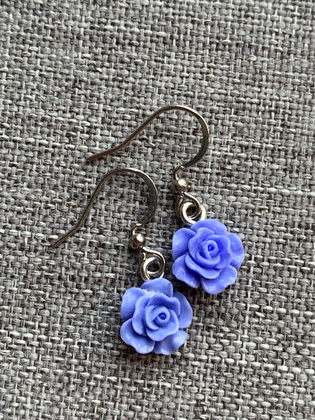 Boucles d’oreilles breloque fleur bleue mauve sur crochet alliage de métaux argent Comme un ange