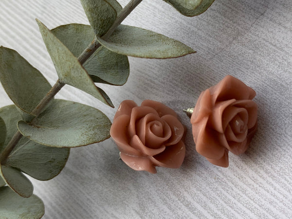 Boucles d’oreilles cabochon fleur rose crème sur tige alliage de métaux argent Comme un ange