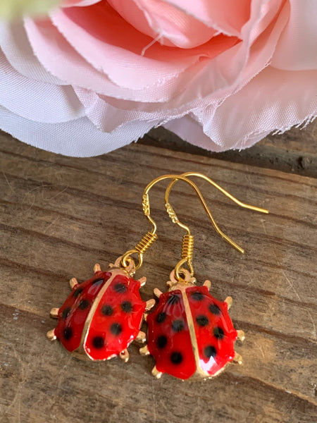 Boucles d’oreilles breloque coccinelle sur crochet alliage de métaux or Comme un ange