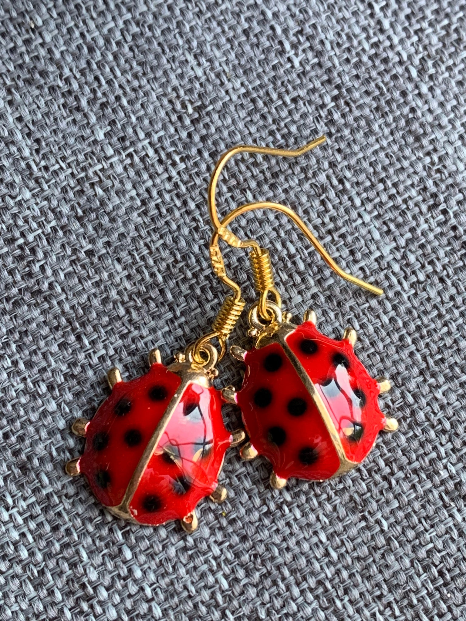Boucles d’oreilles breloque coccinelle sur crochet alliage de métaux or Comme un ange