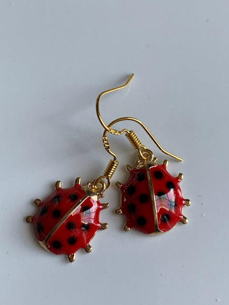 Boucles d’oreilles breloque coccinelle sur crochet alliage de métaux or Comme un ange