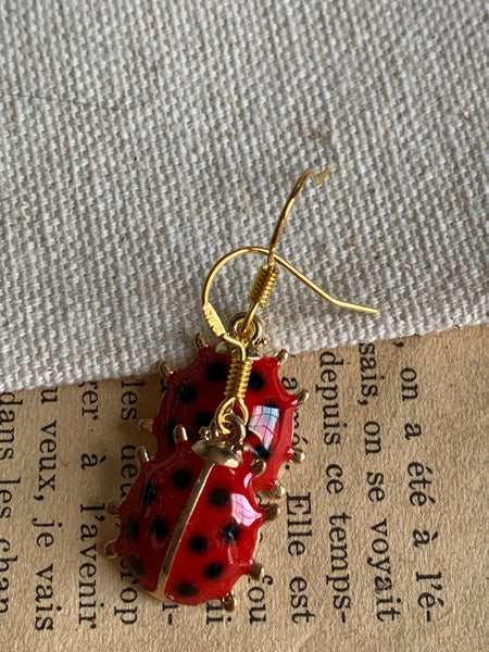 Boucles d’oreilles breloque coccinelle sur crochet alliage de métaux or Comme un ange