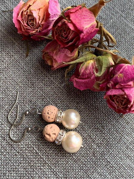 Boucles d’oreilles pierre de lave rose sur perle blanche bijoux diffuseur aromathérapie sur crochet alliage de métaux argent Comme un ange