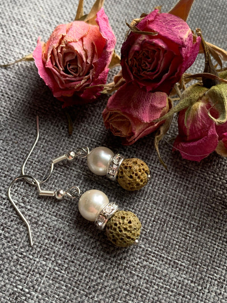 Boucles d’oreilles pierre de lave verte kaki sur perle blanche bijoux diffuseur aromathérapie huile essentielle