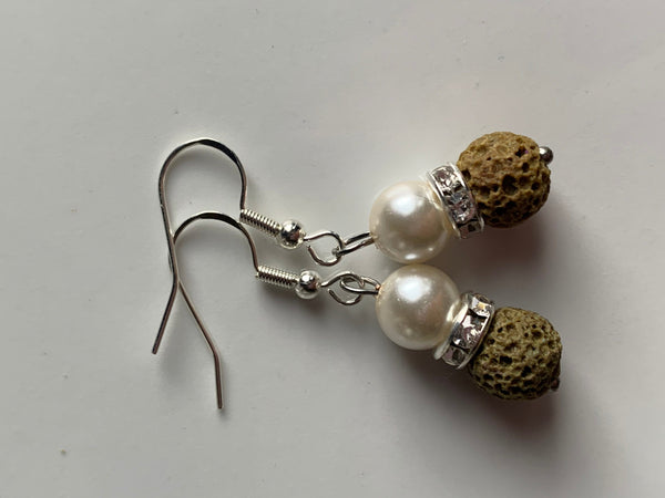 Boucles d’oreilles pierre de lave verte kaki sur perle blanche bijoux diffuseur aromathérapie huile essentielle