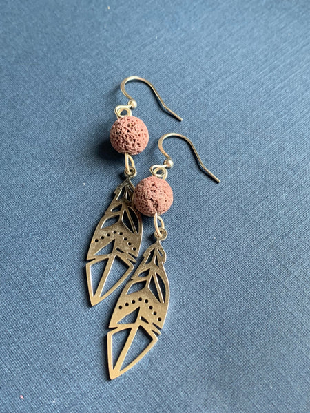 Boucles d’oreilles breloque plume en stainless bille de pierre de lave mauve bijoux diffuseur aromathérapie huile essentielle Comme un ange