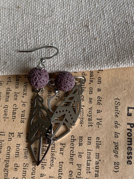 Boucles d’oreilles breloque plume en stainless bille de pierre de lave mauve bijoux diffuseur aromathérapie huile essentielle Comme un ange