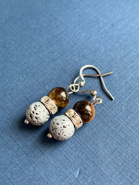 Boucles d’oreilles billes de pierre de tigre sur billes de pierre de lave grise bijoux diffuseur aromathérapie chic huile essentielle Comme un ange