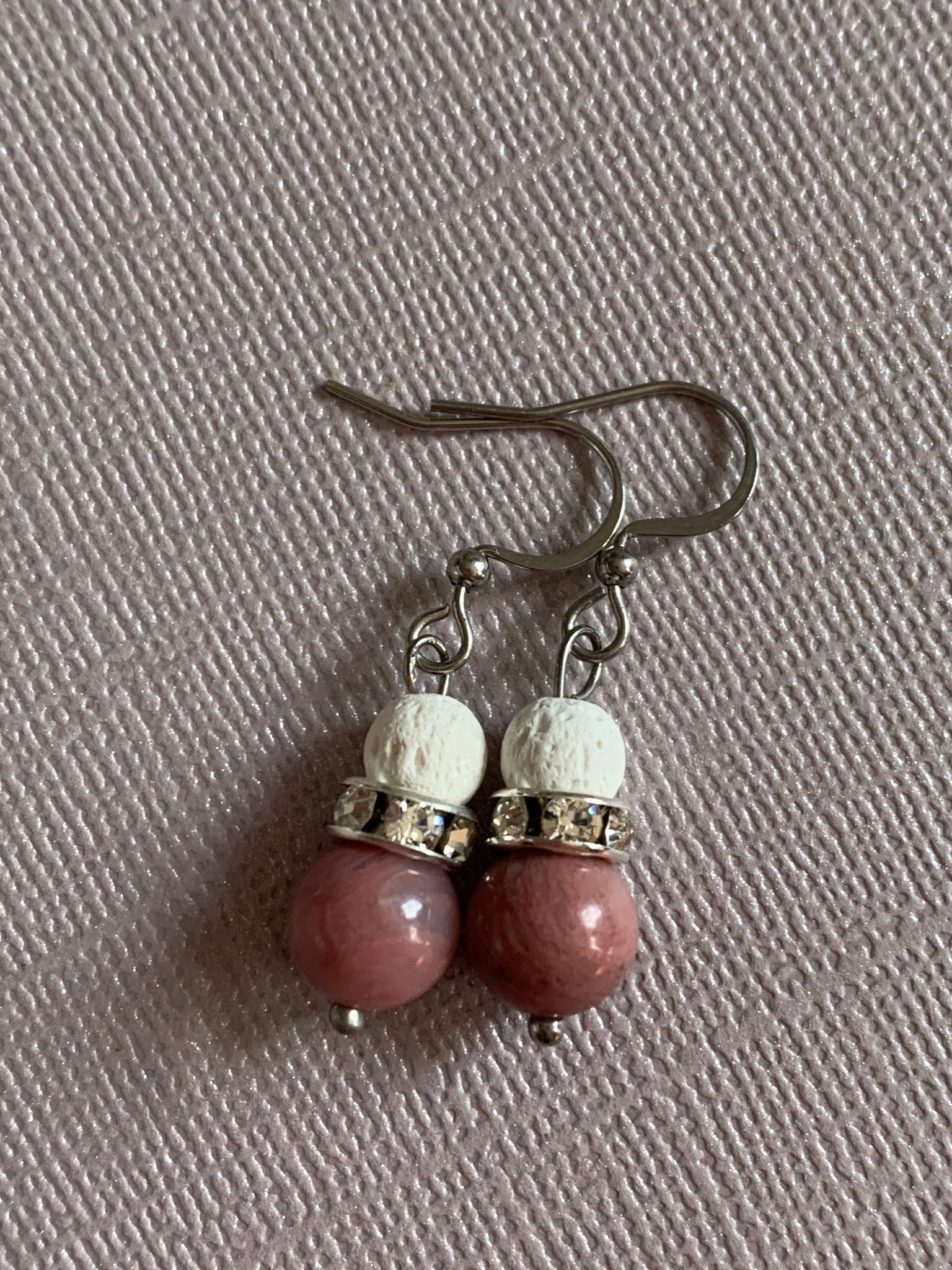 Boucles d’oreilles bille de pierre de lave blanche et bille rose bijoux diffuseur aromathérapie huile essentielle Comme un ange